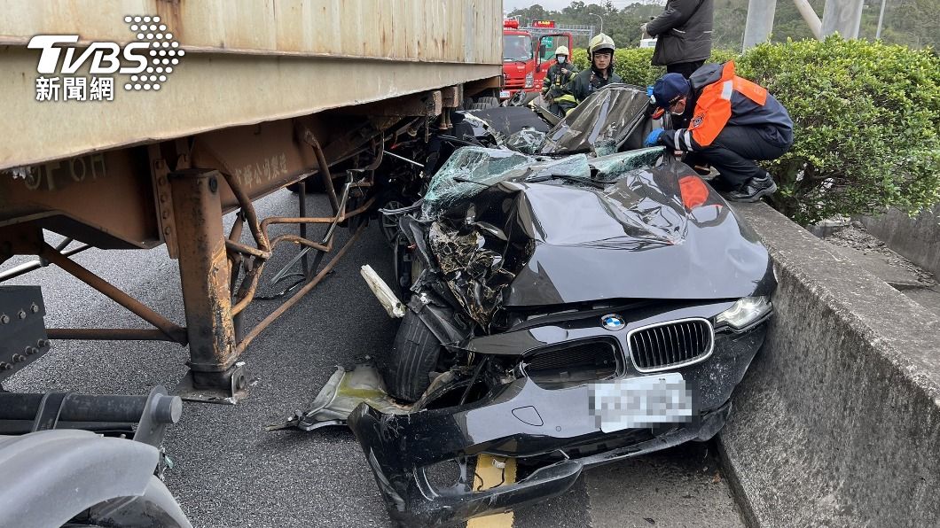 寶山交流道發生4車追撞，BMW慘被夾擊。（圖／TVBS）