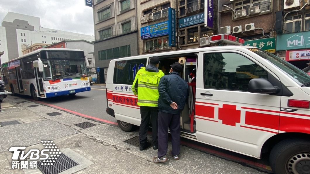 老翁在車上摔傷後，司機將公車停靠在市政府站，撥打１１９求助　（圖／ＴＶＢＳ）