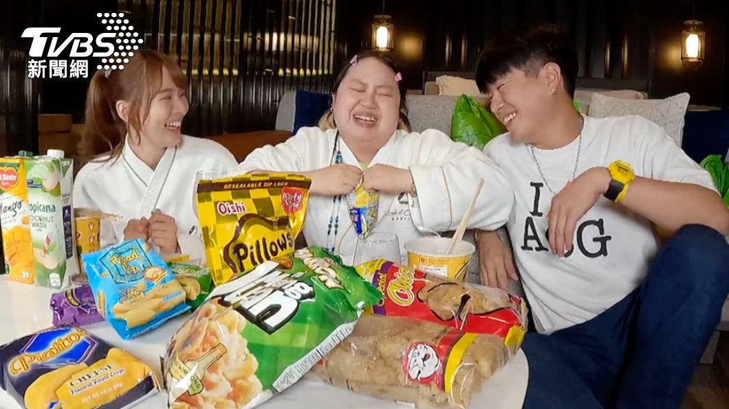 林莎（左起）、大文、李易在菲律賓馬尼拉開一場零食派對。（圖／TVBS）
