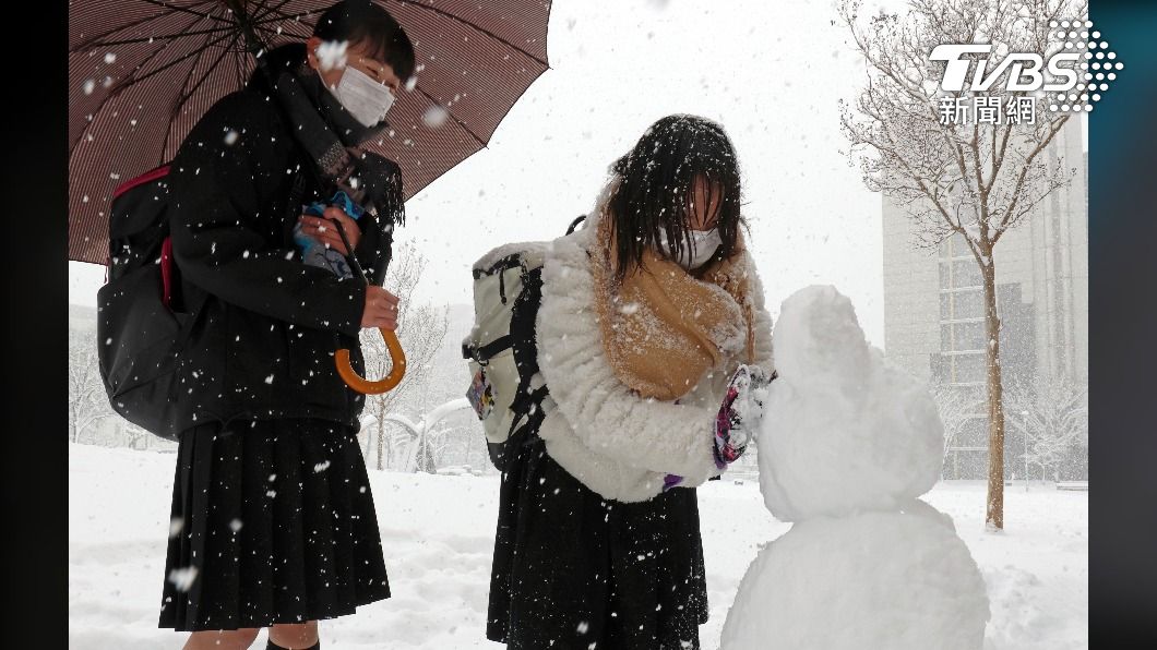 日本部分學校在零下氣溫仍禁止學生穿大衣、夾克上學，僅能穿制服外套，只因為這樣會「認不出學生」。圖非本文當事人。（圖／達志影像美聯社）