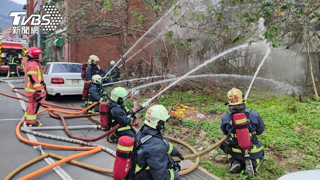 新北消防局第三大隊針對大賣場進行不斷水救災演練。（圖／TVBS）