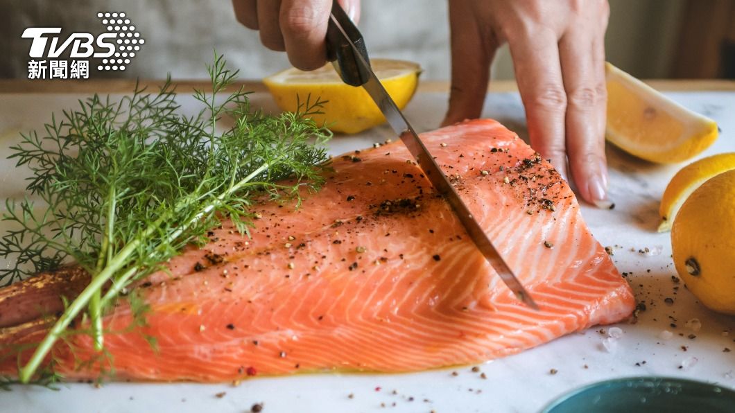 鮭魚不但有優質脂肪，還富含蛋白質。（示意圖／shutterstock達志影像）