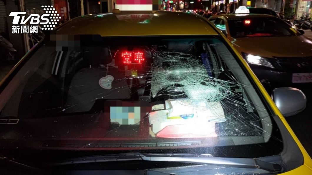 計程車擋風玻璃毀損。（圖／TVBS）