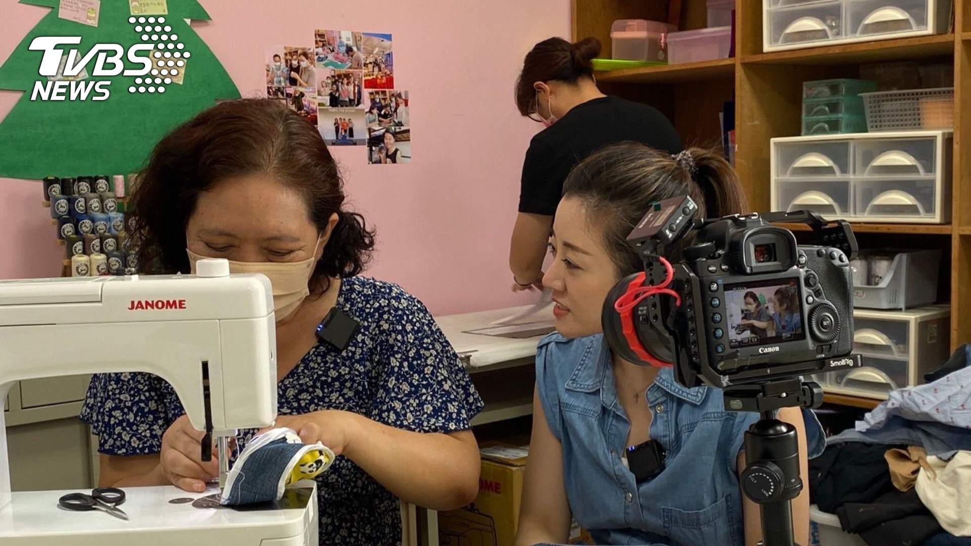 《TVBS 食尚玩家》「看見愛無限」澎湖篇新聞用圖-主持人楊佩潔參訪家扶中心自立媽媽。
