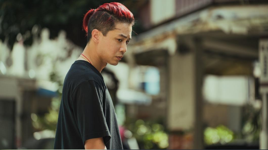 薛仕凌在《做工的人 電影版》中將真實髮色染成紅色。（圖／華映提供）