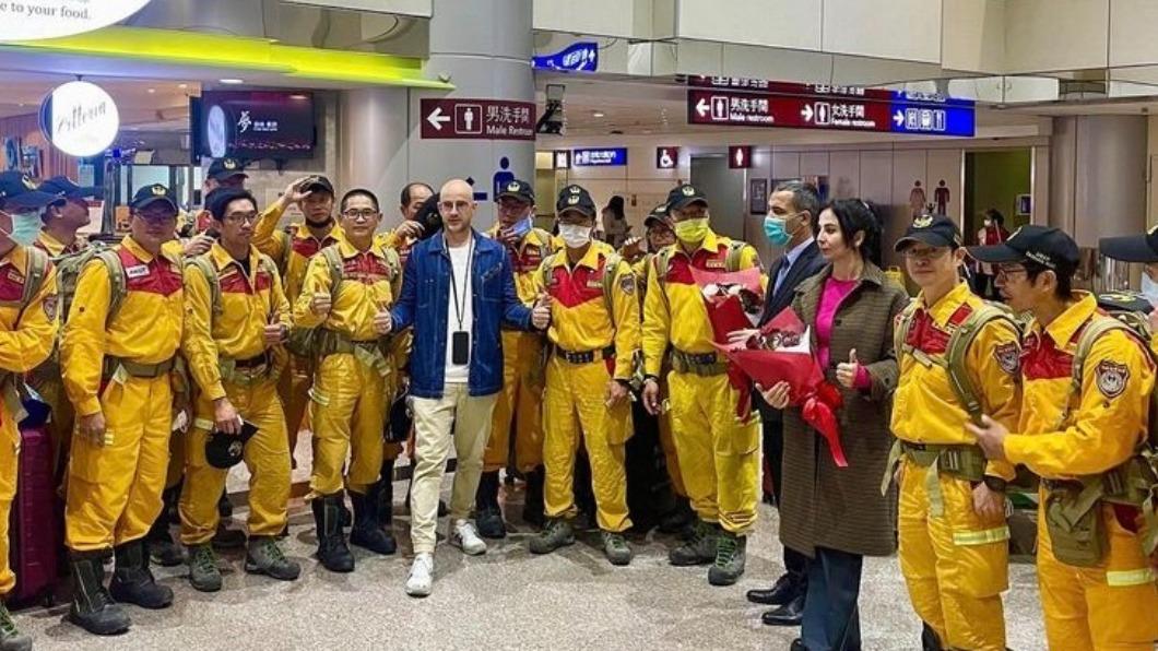 藝人吳鳳親自前往機場迎接由土耳其歸國的台灣搜救隊。（圖／吳鳳Rifat）