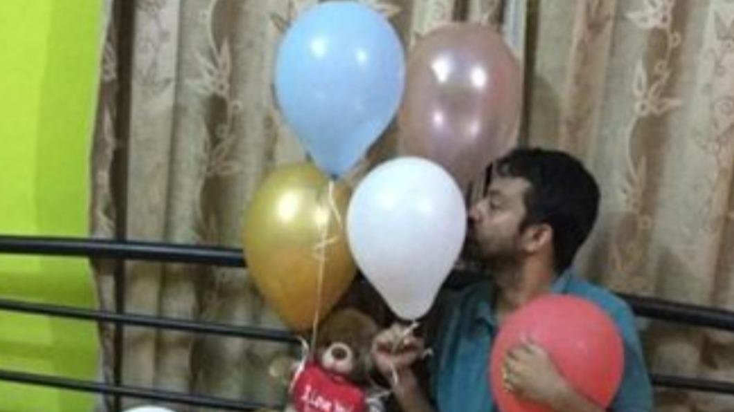馬宗達跟氣球求婚。（圖／翻攝自＠billyoclock推特）