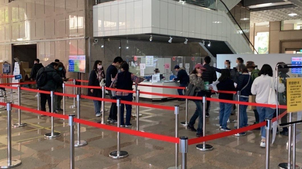 換護照人潮擠爆外交部，15日實施無須預審可直接抽號碼牌新制。（圖／外交部提供）