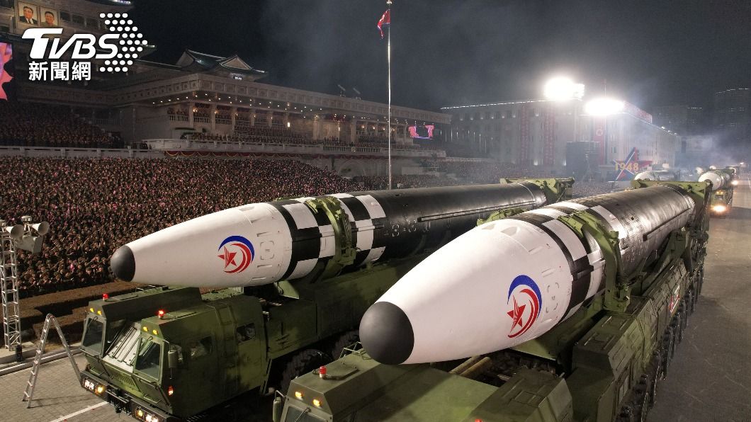 北韓在人民軍建軍75周年閱兵式上展示的飛彈。（圖／達志影像路透社）