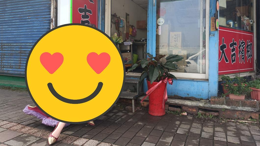 1名網友路過某檳榔攤時，意外發現店前坐了「神級西施」。（圖／翻攝自「路上觀察學院」臉書）