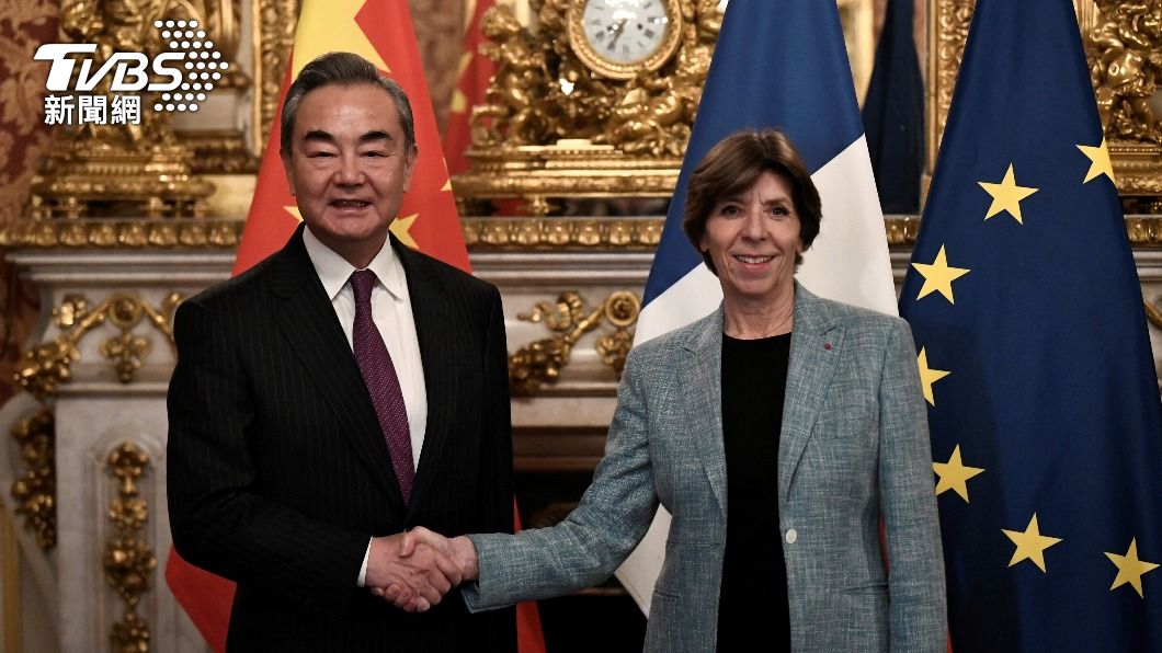 中國外交高官王毅與法國外交大使凱薩琳·科隆納致意，重啟雙邊關係。（圖／達志影像美聯社）