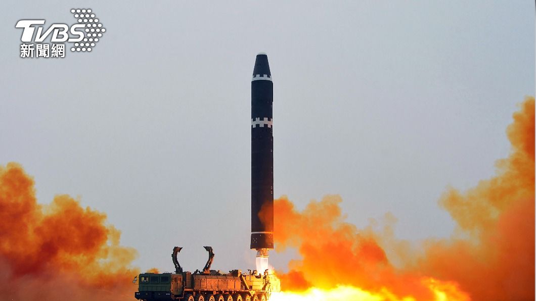 北韓試射火星-15洲際彈道飛彈。（圖／達志影像美聯社）