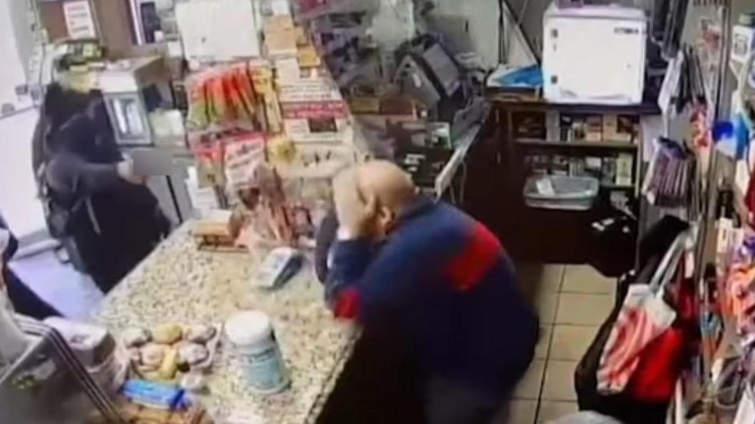 美國紐約皇后區（Queens）一間熟食店（deli）老闆遭蒙面歹徒槍擊。（圖／翻攝自《每日郵報》）