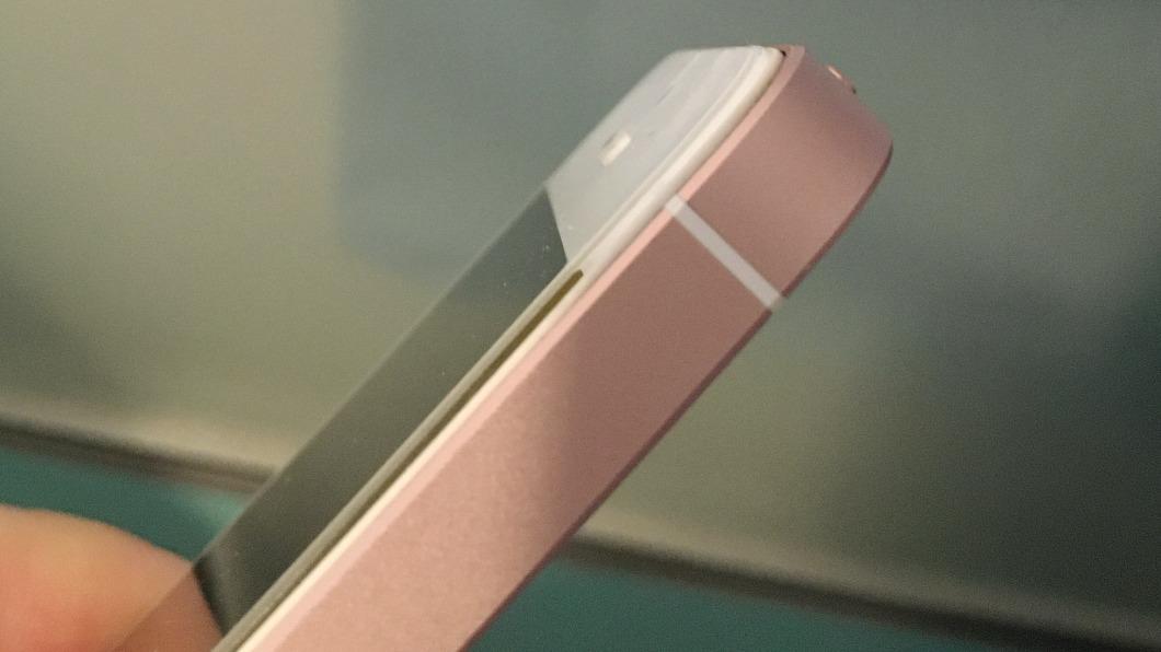 原PO第一次買iPhone SE就發現螢幕翹起。（圖／翻攝自爆怨公社）