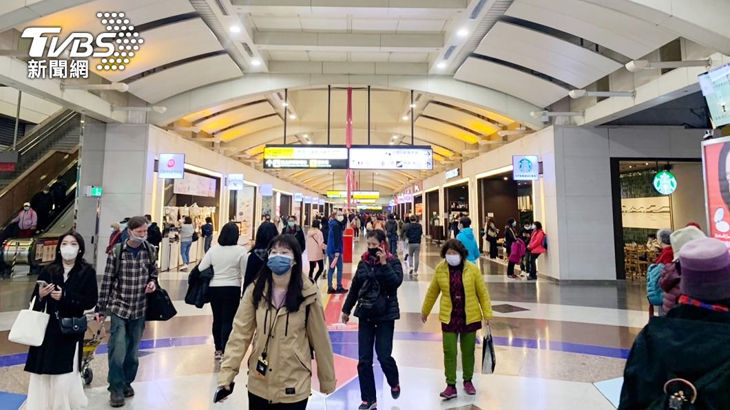 板橋車站大部分旅客仍戴好戴滿。（圖／中央社）