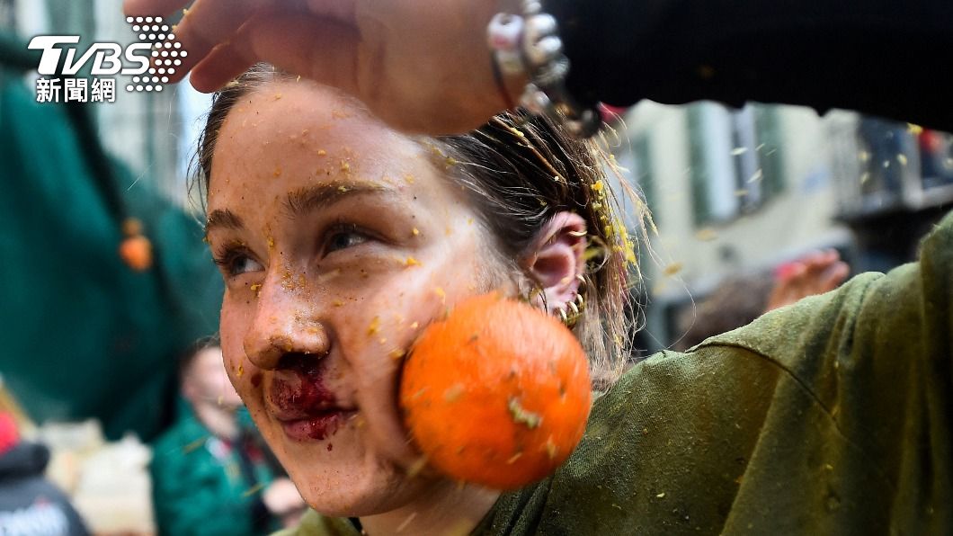 一名小女孩遭橘子砸中臉部。（圖／達志影像路透社）