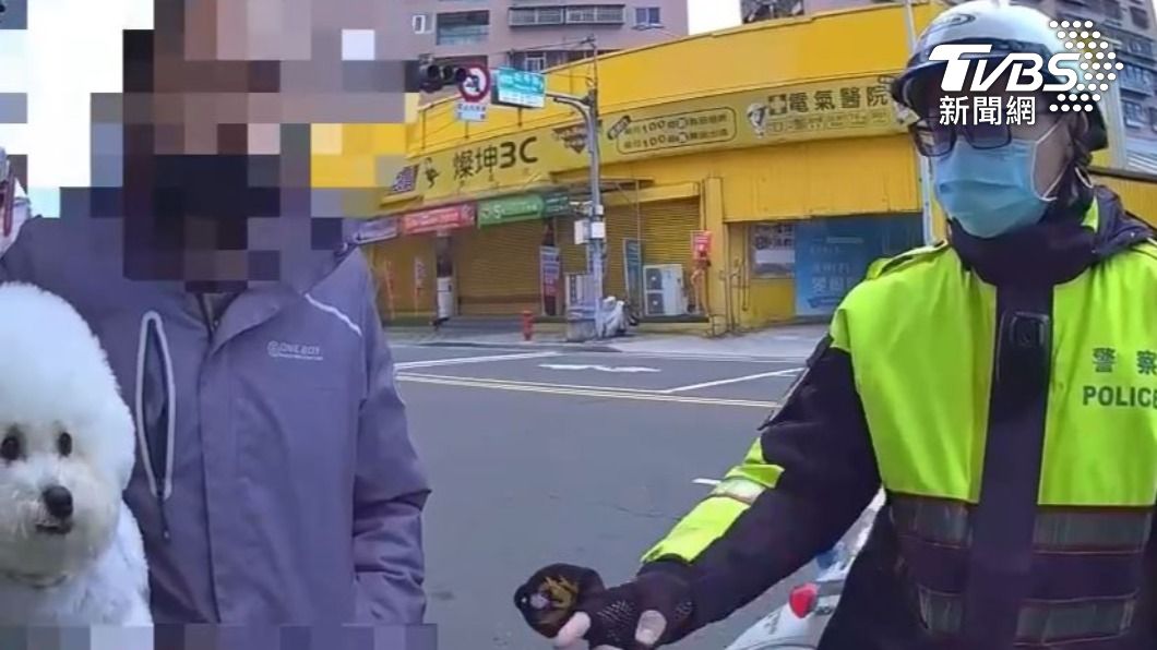 男子因違規穿越馬路遭警方攔查。（圖／TVBS）