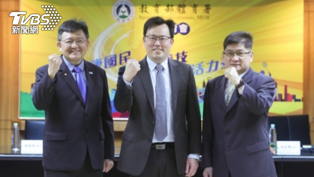 新任體育署長鄭世忠(中)和副署長林哲宏(左)、洪志昌(右)合影。（圖／中央社）