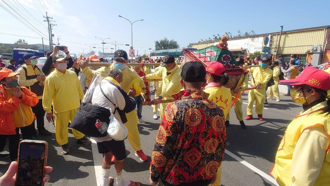 媽祖似乎被他的毅力和誠心感動，特地停下鑾轎為他賜福。（圖／翻攝自白沙屯媽祖全球徒步聯誼會） 「勇腳伯」小腿萎縮忍痛堅持走全程　媽祖被感動急轉賜福