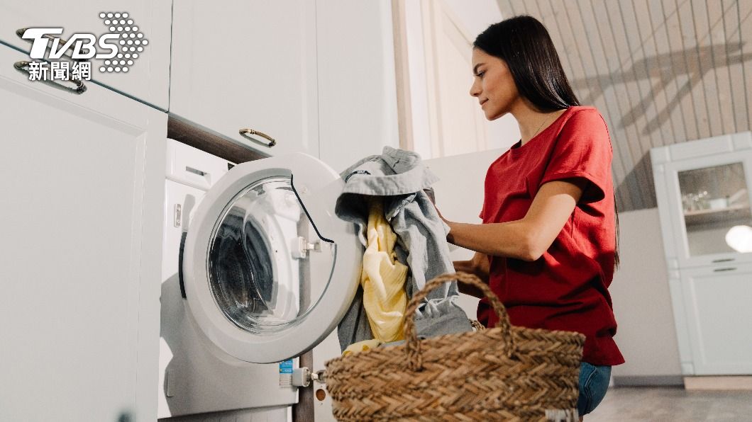 不少人只要穿過1次衣服，就會丟進洗衣機清洗。（示意圖／shutterstock 達志影像）