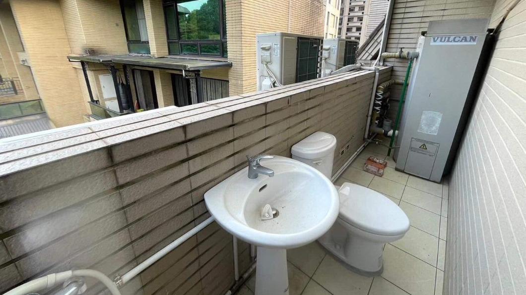 網友分享一間房屋的馬桶及洗手台就蓋在陽台上。（圖／翻攝自奇葩裝潢分享中心 臉書）