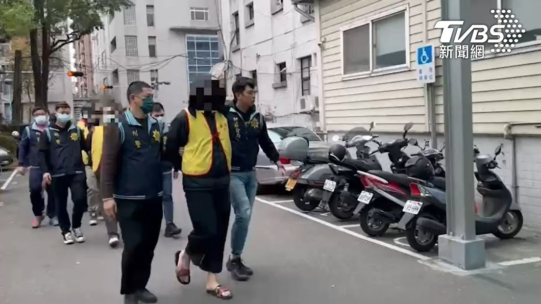 警方循線逮捕王姓主嫌等5人。（圖／TVBS）