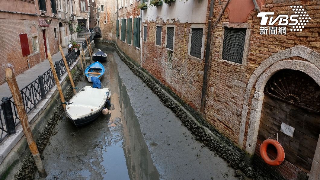 威尼斯多條水巷因缺水而乾涸。（圖／達志影像路透社）