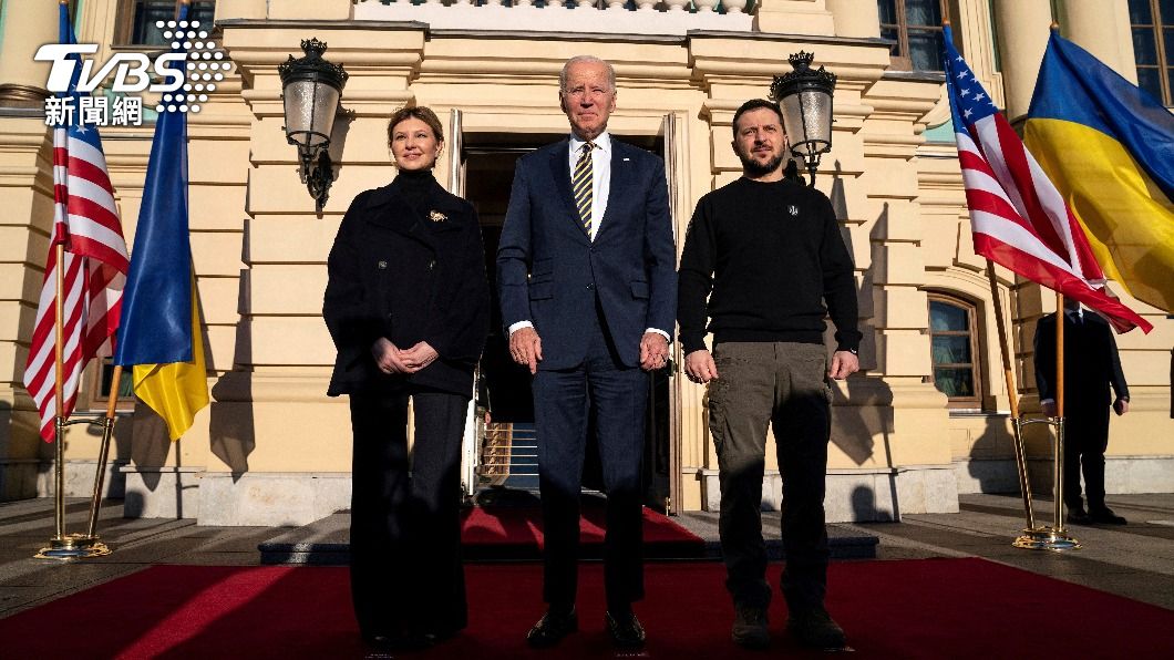 美國總統拜登與烏克蘭總統澤倫斯基、第一夫人葉蓮娜於烏克蘭總統官邸瑪麗亞宮合照。（圖／達志影像路透社）