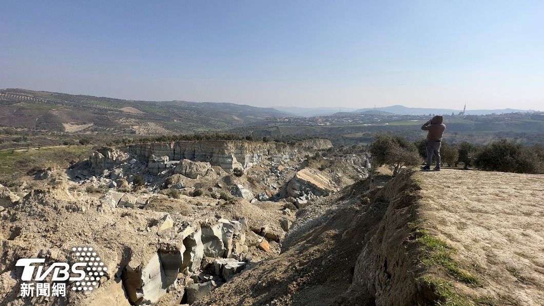 此次強震重災區的土耳其哈塔伊省，地表出現兩條大型裂縫。（圖／達志影像美聯社）