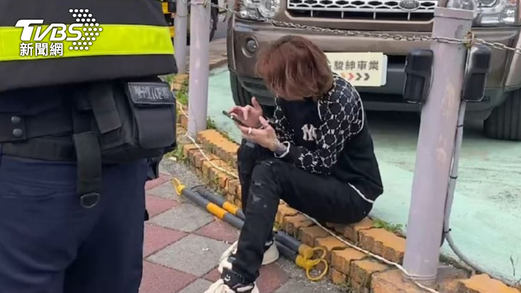 真正的酒駕肇事者楊姓女子坐在路邊休息。（圖／TVBS）