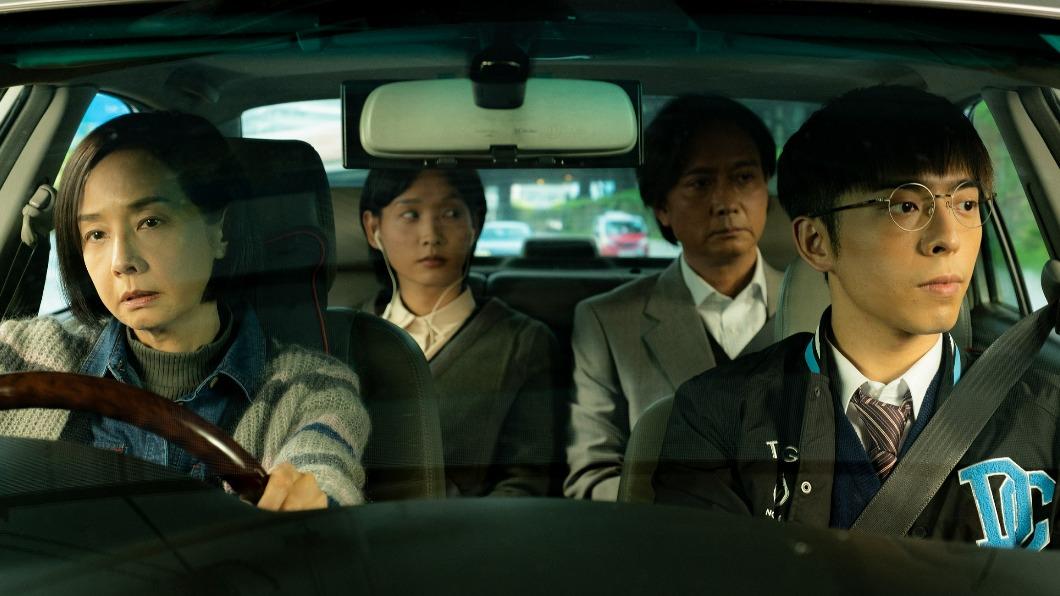 MIRROR人氣團員呂爵安（右）憑電影《過時過節》及《闔家辣》入圍「第41屆香港電影金像奬」最佳新演員。（圖／甲上提供）