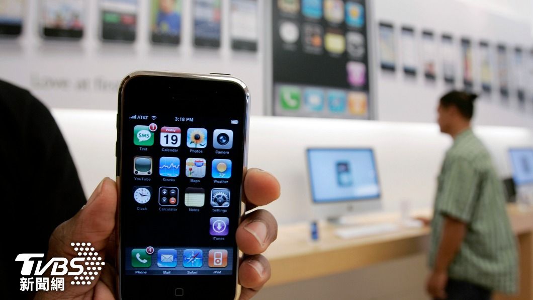 蘋果公司在2007年推出第一代iPhone手機，開啟後續十多年智慧手機時代。（圖／達志影像美聯社）