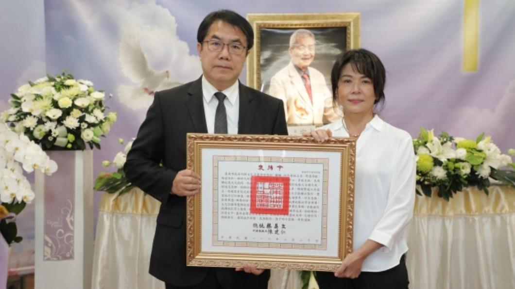 台南市長黃偉哲代表總統蔡英文頒發褒揚令。（圖／台南市政府提供）