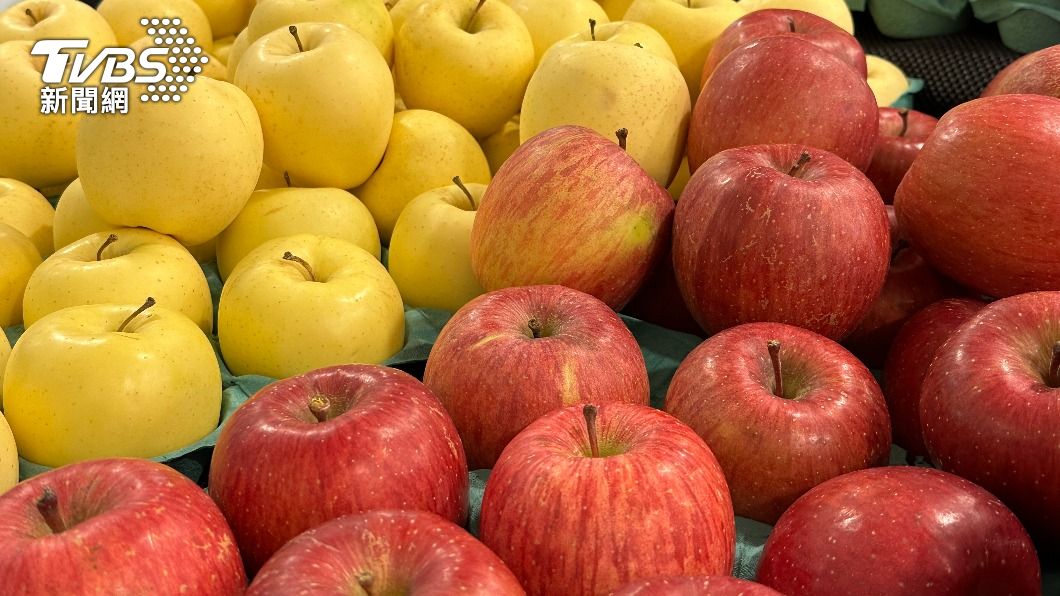 家樂福引進青森蘋果和100％蘋果汁，銷量爆棚。（圖／許稚佳攝）