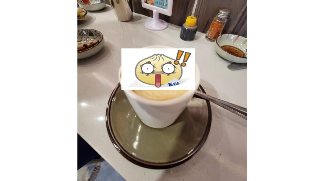 網友到餐廳點「蟹膏茶碗蒸」，讓她看傻眼。（圖／翻攝自爆怨2公社臉書）
