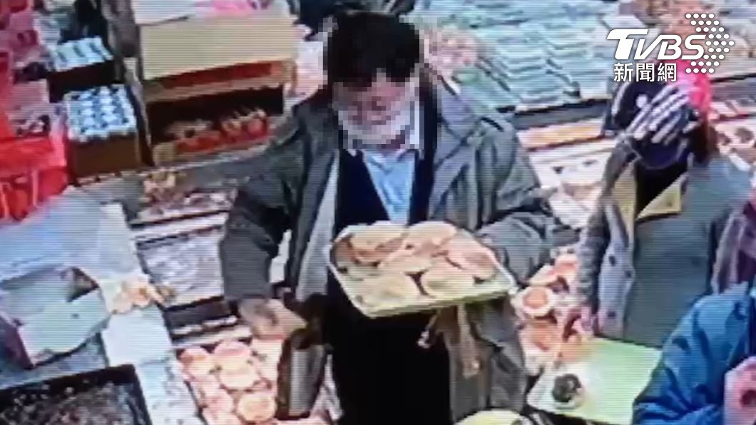 男子將手中的麵包偷偷塞進褲子口袋裡，這舉動都被監視器錄了下了（圖／ＴＶＢＳ）