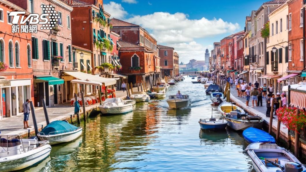 威尼斯運河的潮汐水線近期異常的低，週日達到平均水位以下66公分，創下水位新低。（圖／shutterstock）