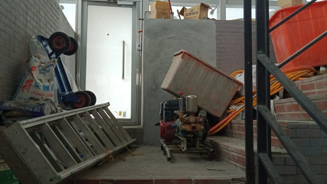 北市府地下停車場樓梯堆雜物，議員指恐影響疏散。（圖／鍾佩玲辦公室提供）
