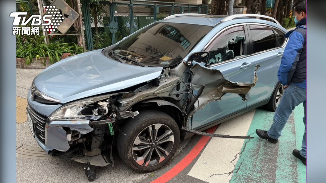 林嫌棄車逃逸，警方事後找到被撞爛的小轎車。（圖／TVBS）