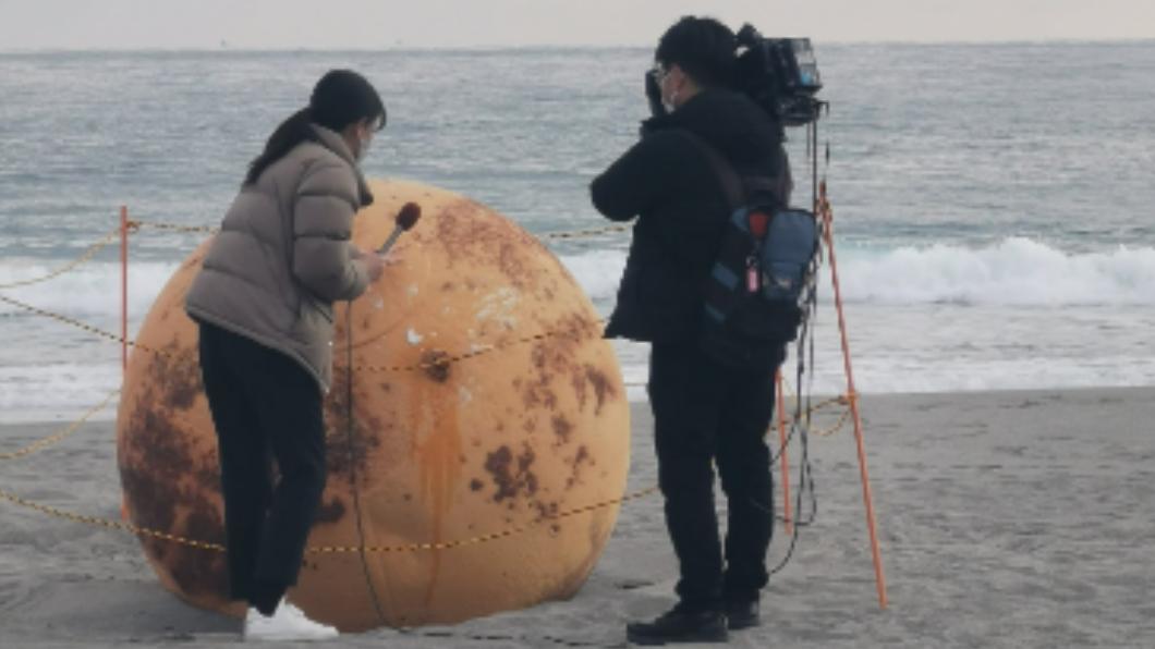 日本海邊出現「神秘鐵球」。（圖／翻攝自推特＠kenichi5484/）