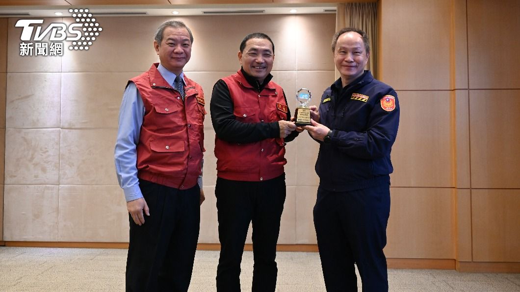 新北交通大隊長林泰裕（右）向市長侯友宜獻獎。（圖／TVBS）