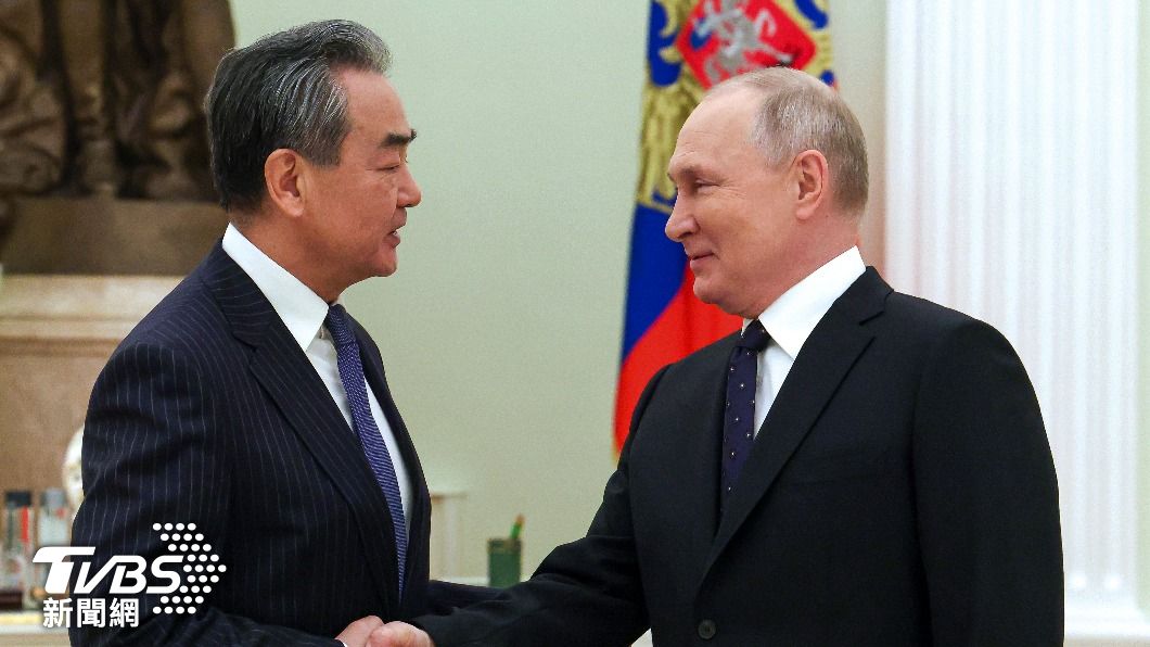 王毅（左）與俄羅斯總統普欽（右）會面。（圖／達志影像美聯社）