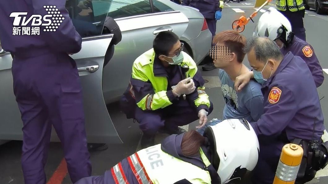 男子被警方逮捕。（圖／TVBS）