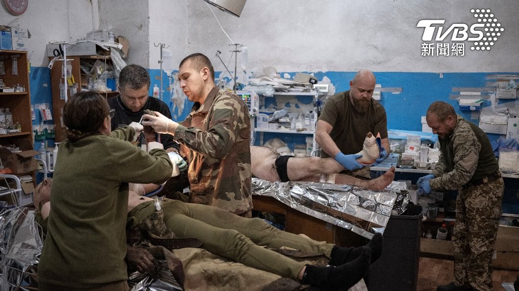 烏克蘭前線醫院的醫官在手術台上治療傷者。（圖／達志影像路透社）