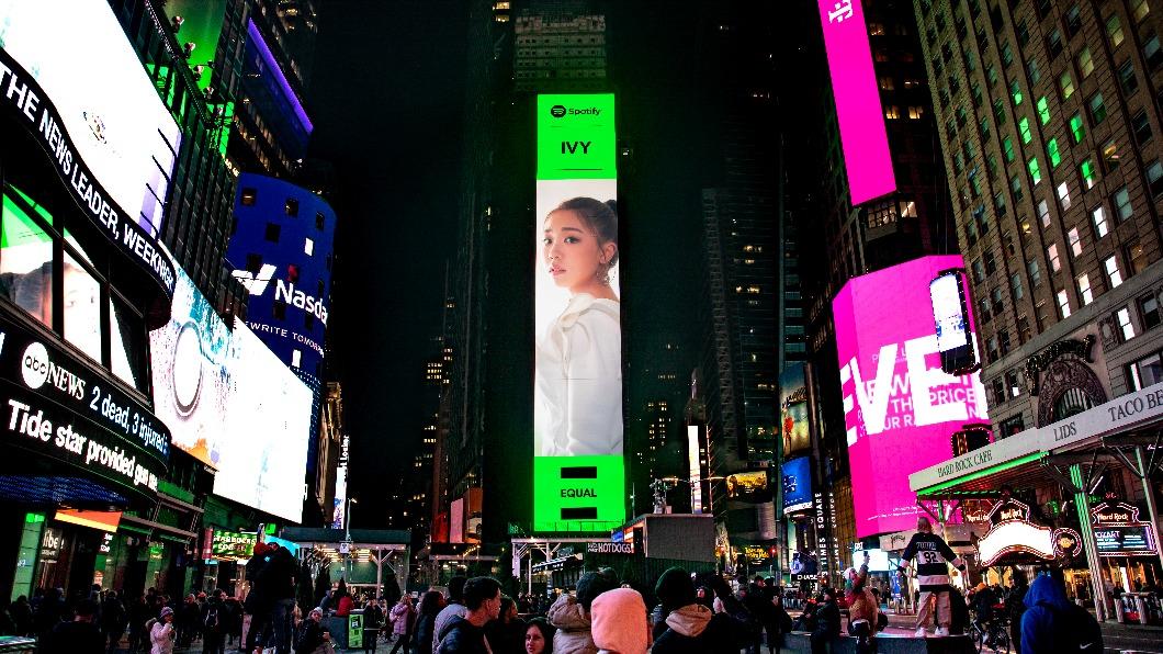 艾薇登頂紐約時代廣場的巨型LED屏幕。（圖／環球音樂提供）
