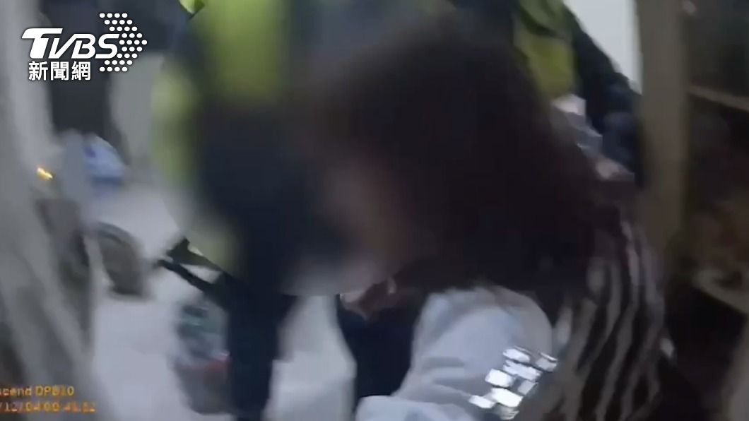 酒醉女子咬警察。（圖／TVBS）
