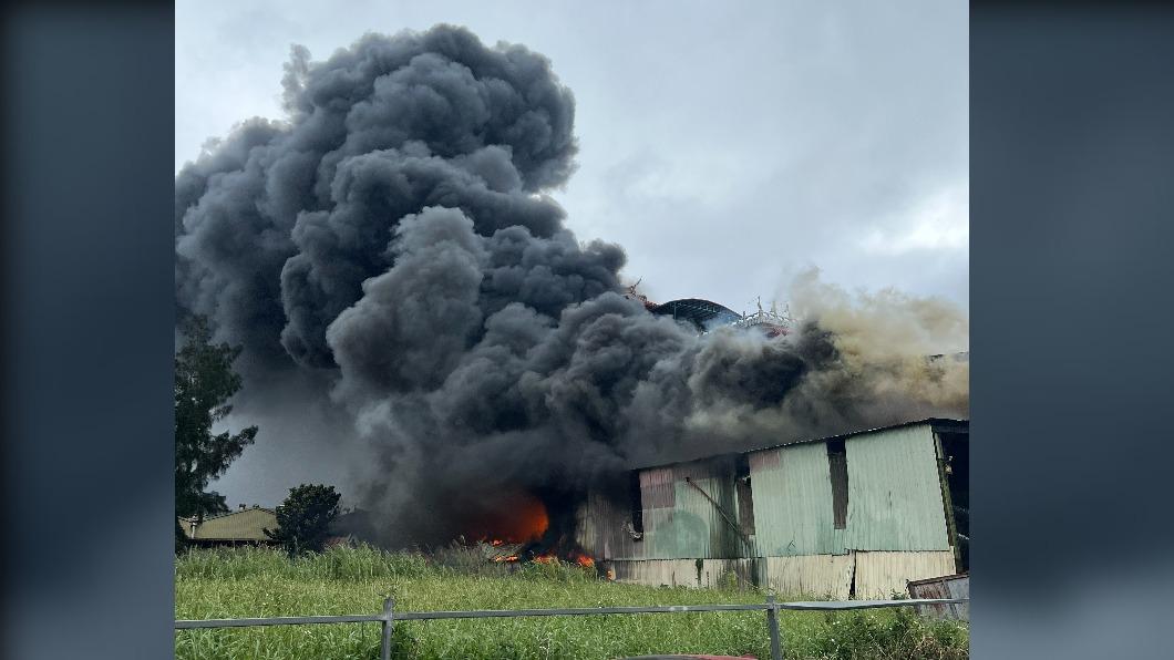 輪胎工廠大火，大量黑煙不斷竄出。（圖／翻攝網路）