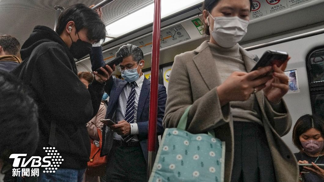 香港延長強制口罩令至3/8，搭乘大眾運輸仍需戴口罩。（圖／達志影像美聯社）