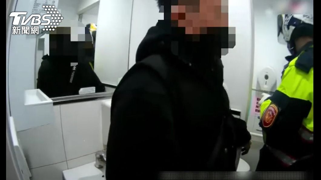 陳男在廁所內吸毒，當場被警方查獲。（圖／TVBS）