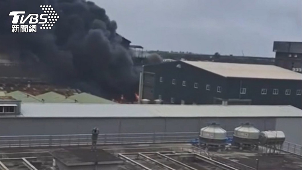 輪胎工廠大火，大量黑煙不斷竄出。（圖／TVBS）